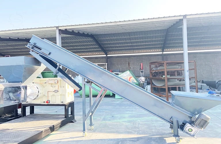 Plastic-Pieces-Feeding-Conveyor